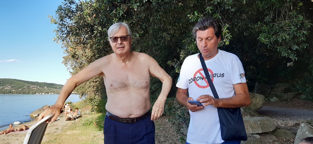 Trasimeno - Blitz di Vittorio Sgarbi ad Isola Polvese per una visita al Monastero di San Secondo e poi un bagno rigenerante