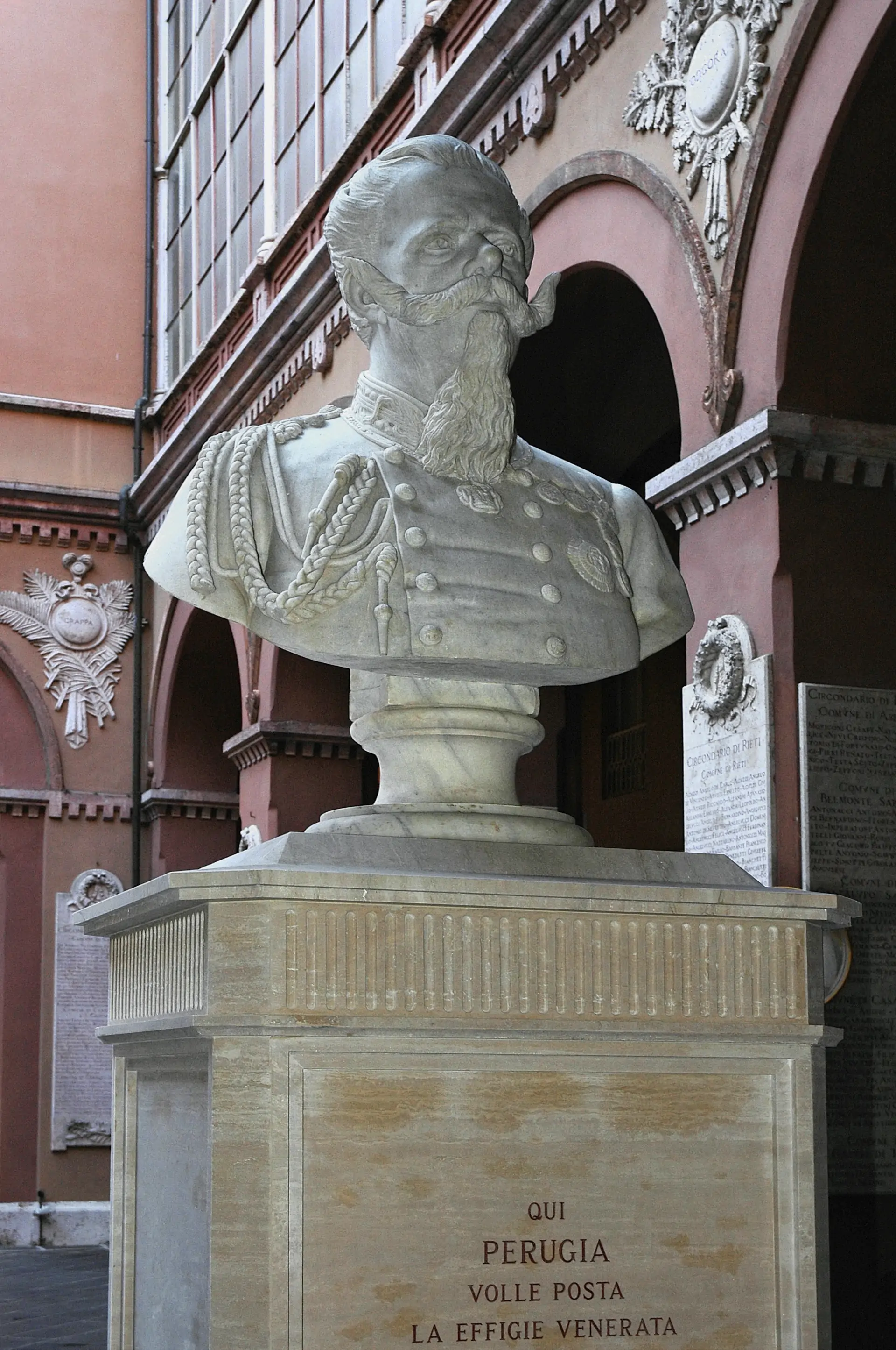 Palazzo della Provincia, busto di Vittorio Emanuele II