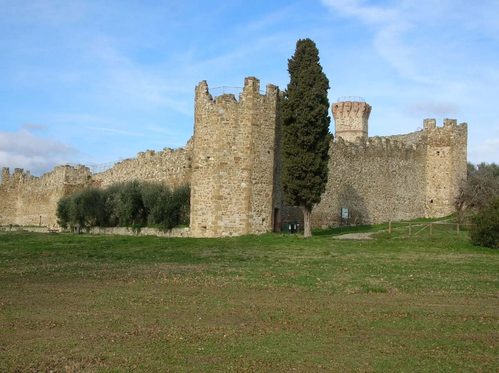 Isola Polvese, Castello di Difesa XV sec.