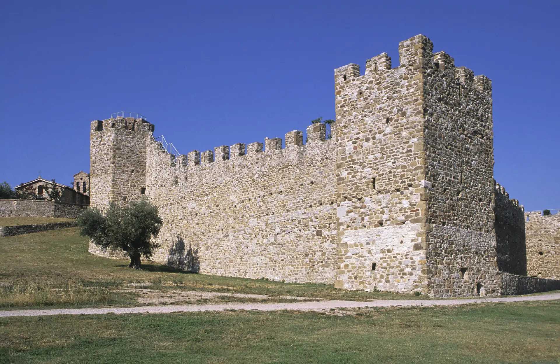Isola Polvese, Castello di Difesa XV sec. e Chiesa di San Giuliano XI sec.