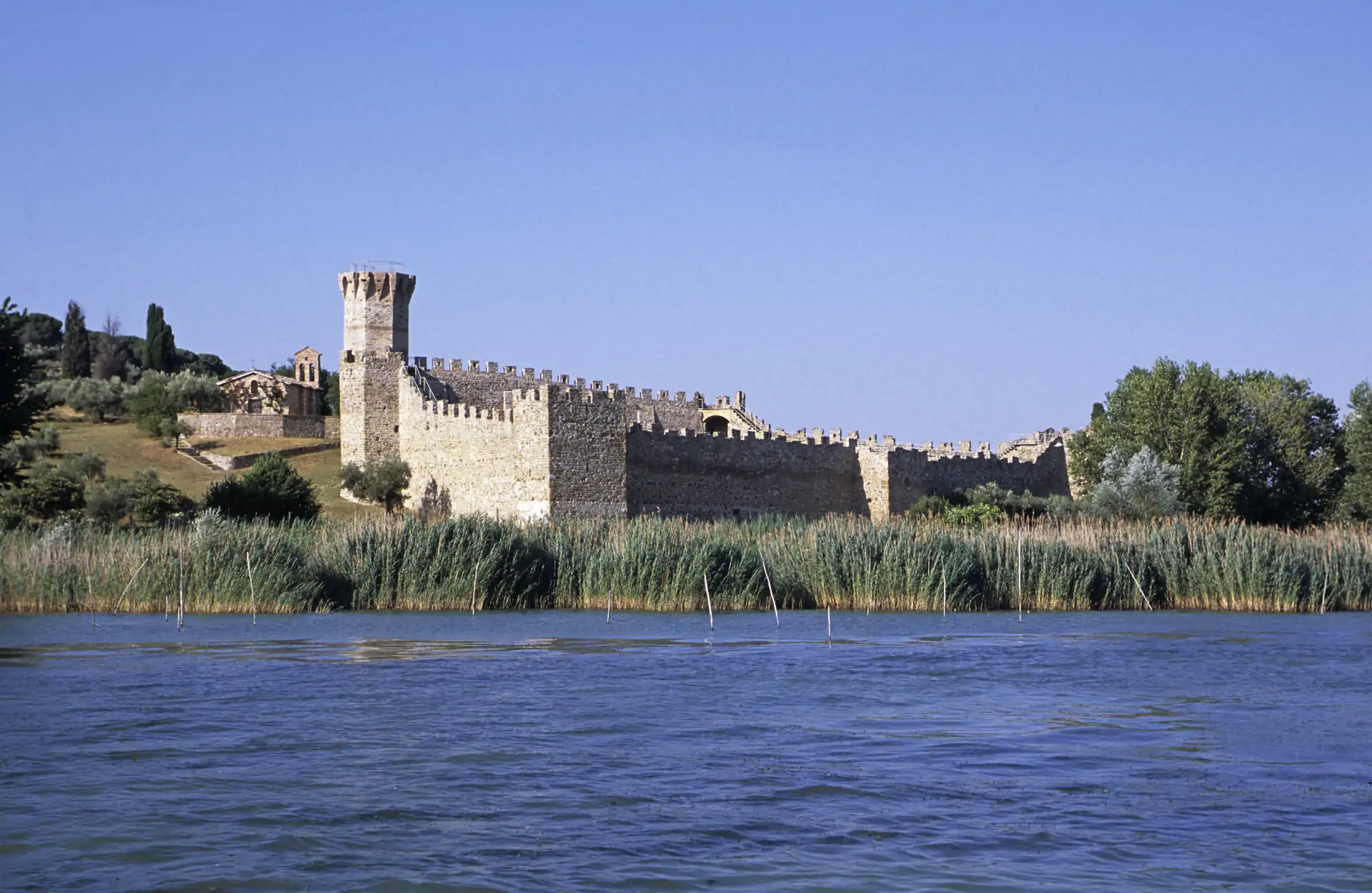 Isola Polvese, Castello di Difesa XV sec. e Chiesa di San Giuliano XI sec., vista dal lago