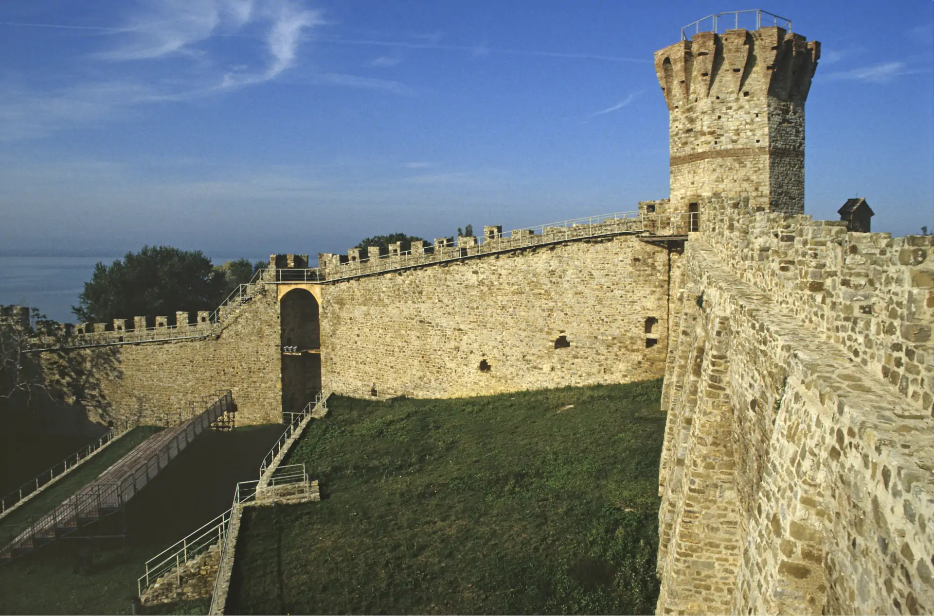 Isola Polvese, Castello di Difesa XV sec., interno