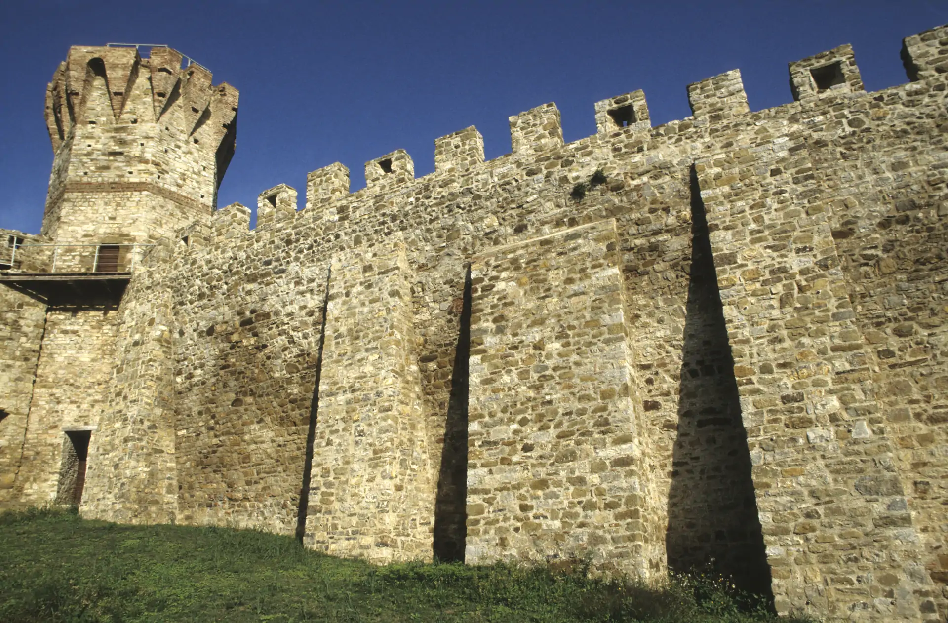 Isola Polvese, Castello di Difesa XV sec.,, il mastio e parte del camminamento
