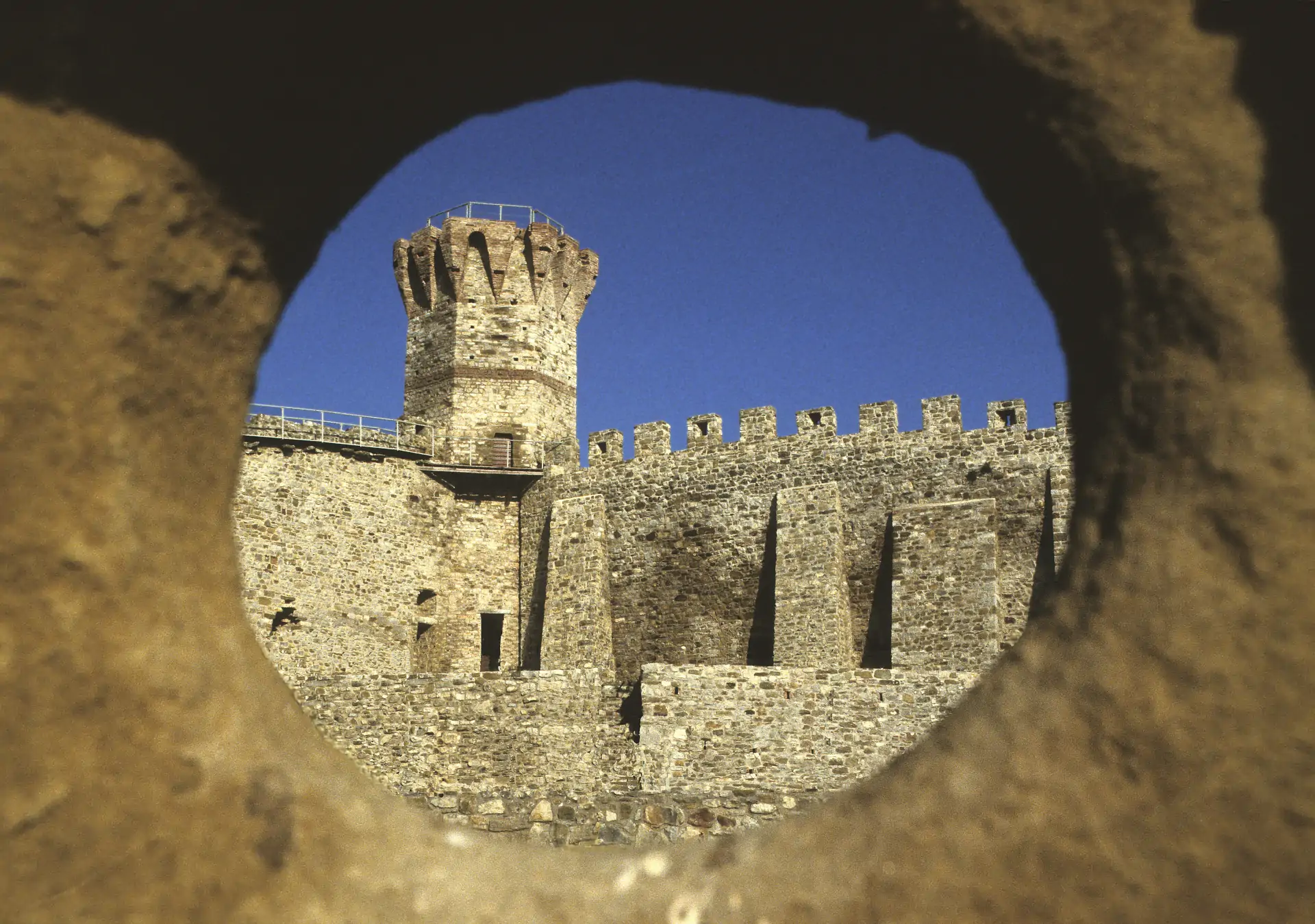 Isola Polvese, Castello di Difesa XV sec.,, il mastio e parte del camminamento