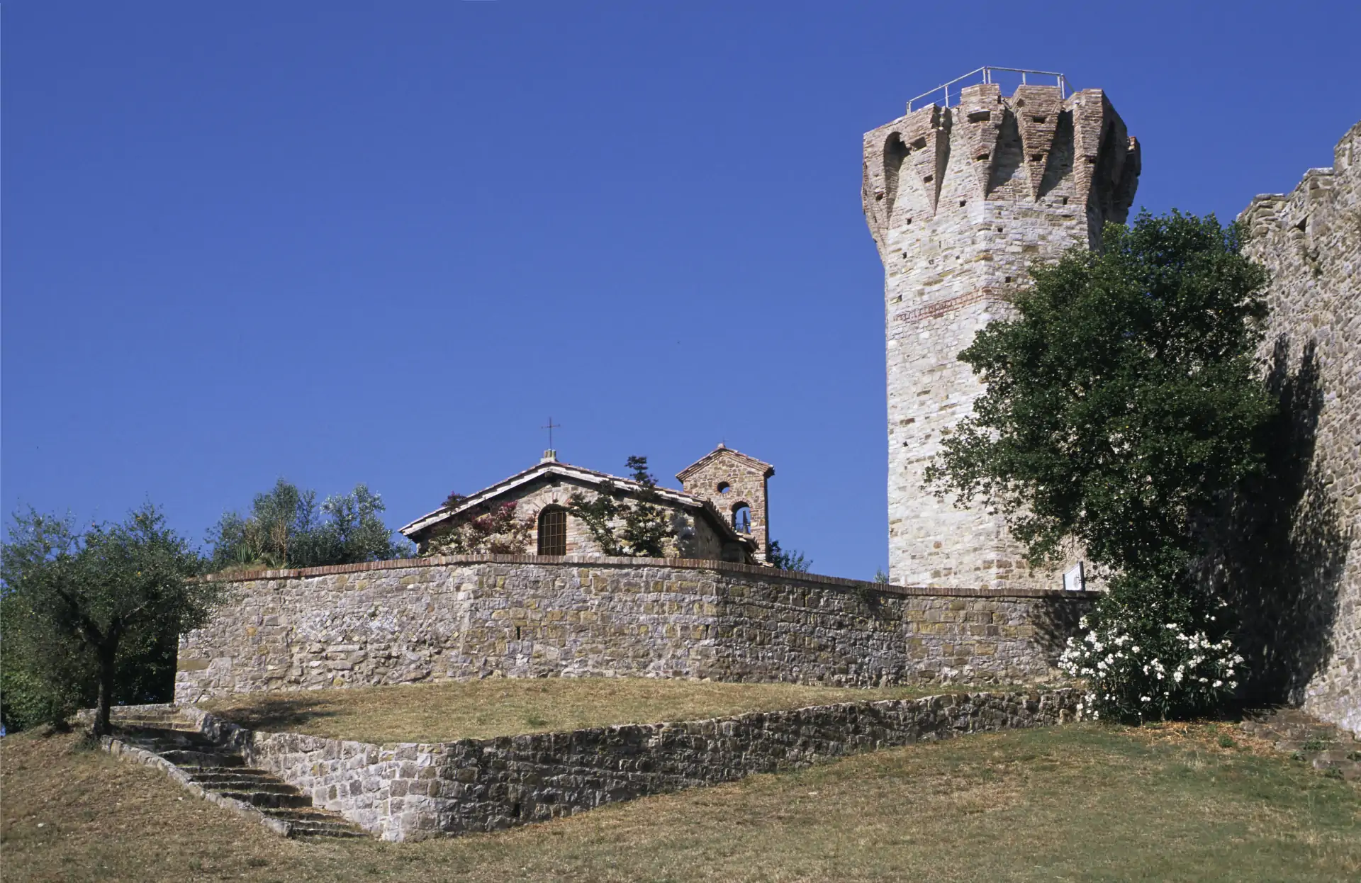 Isola Polvese, Chiesa di San Giuliano XI sec. adiacente alla cinta muraria del Castello