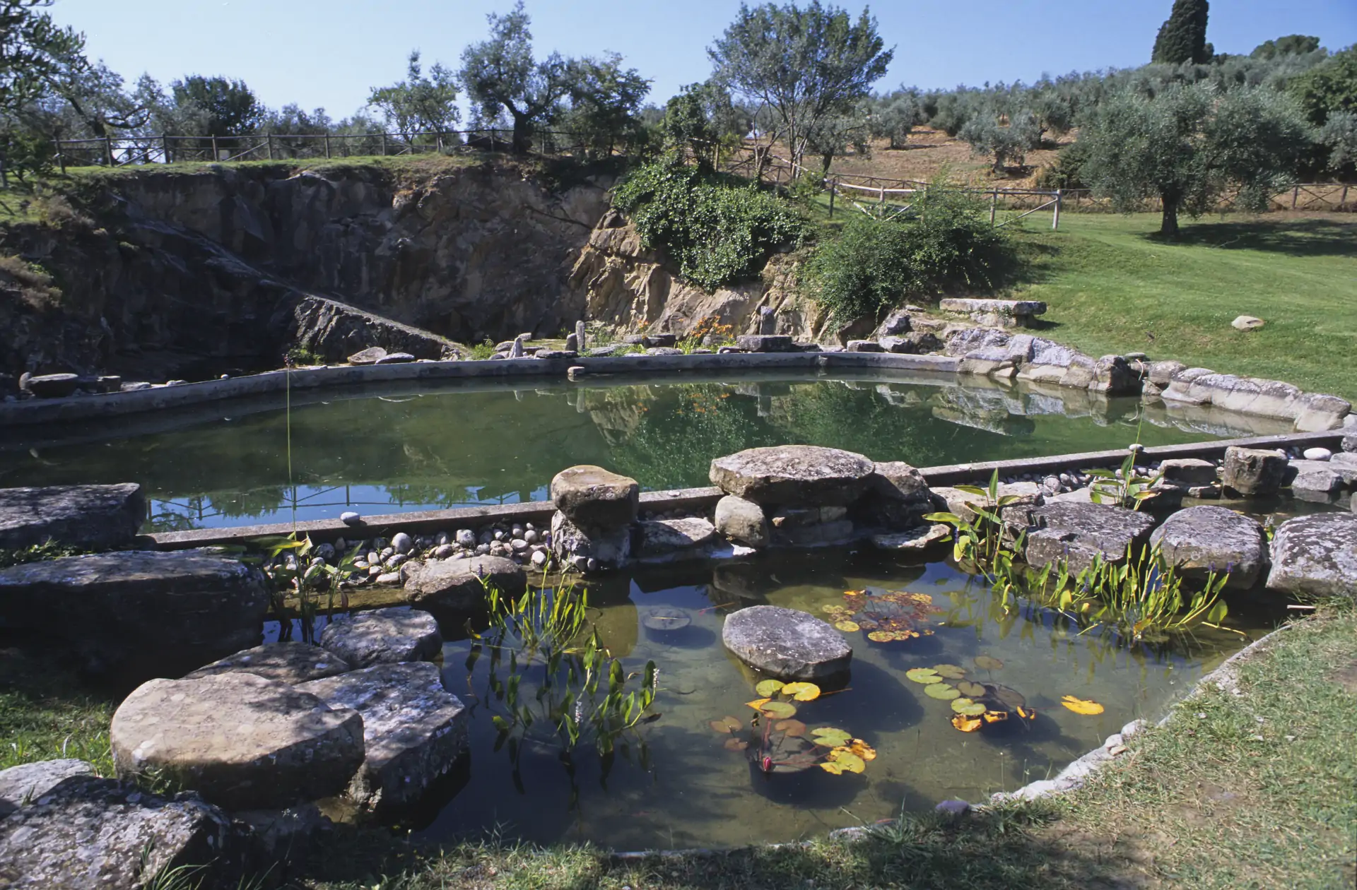 Isola Polvese, Piscina Porcinai, ninfei, e camminamento in pietre e monoliti progettato da Alberto Longoni