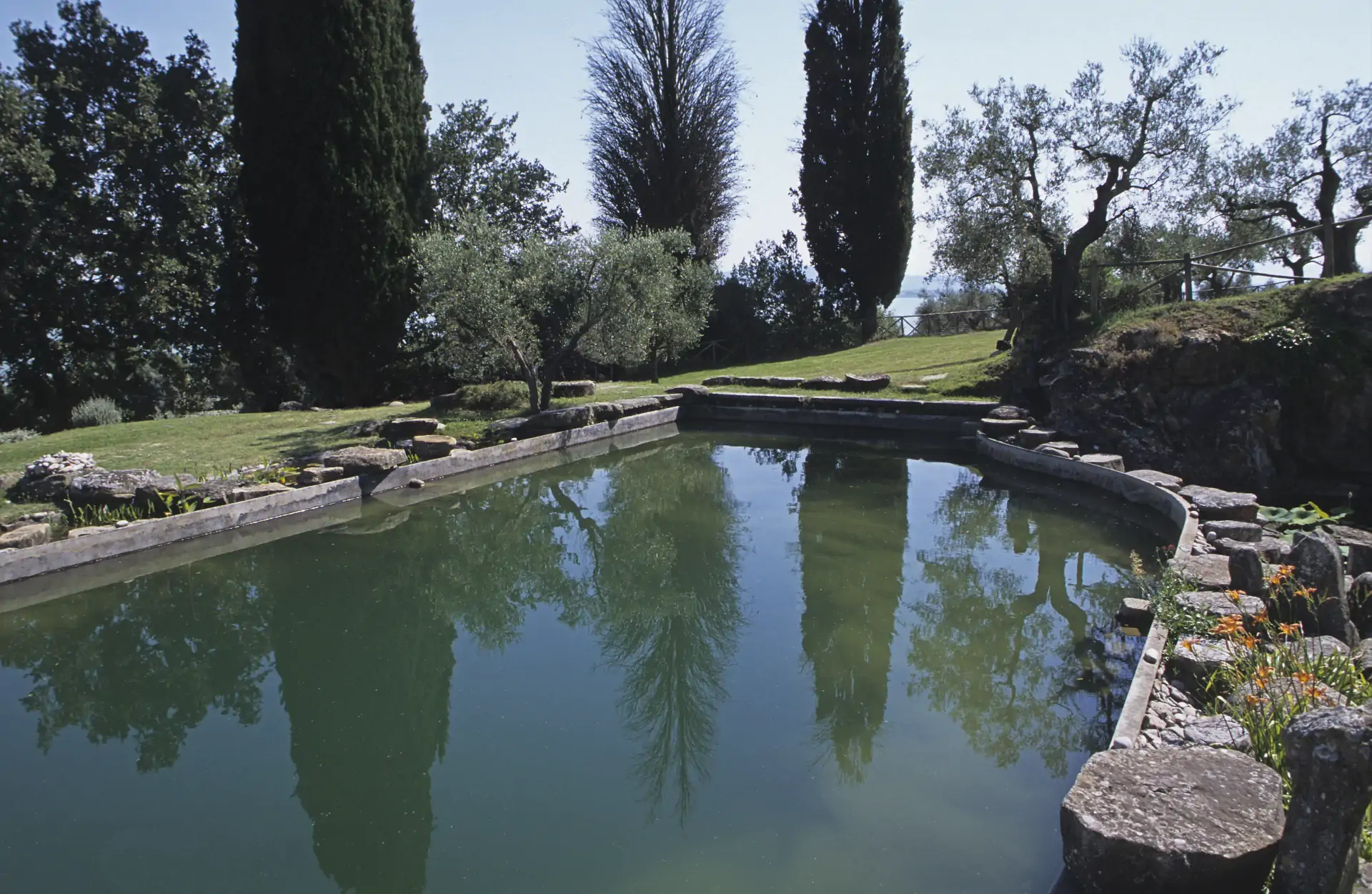 Isola Polvese, Piscina Porcinai, scavata nella roccia tra il 1950 e il 1960