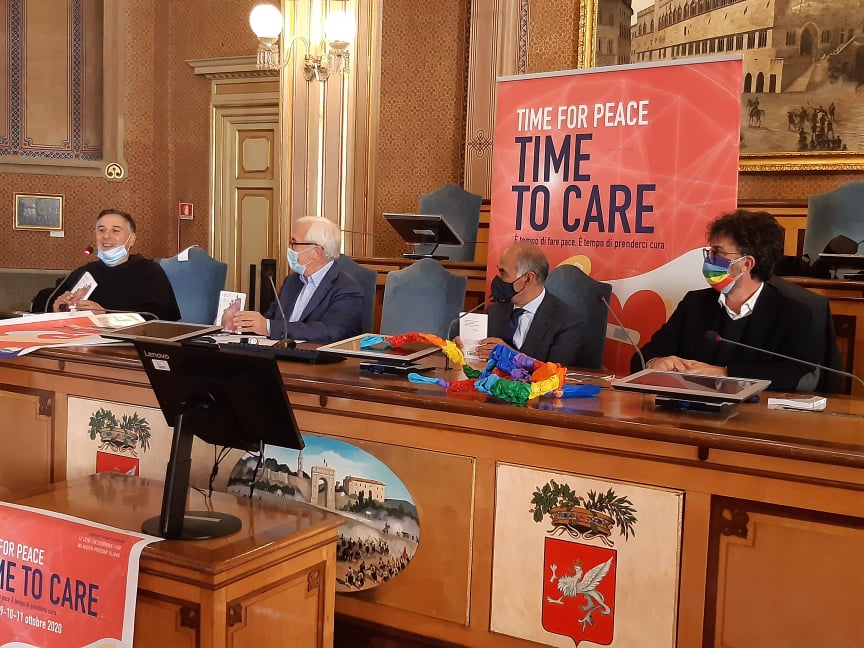 Immagine - Il Presidente della Provincia presenta la Catena umana con i rappresentanti della Tavola della Pace e del Sacro Convento