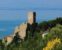 Passignano – Giornata fibromialgia, la Rocca illuminata di viola