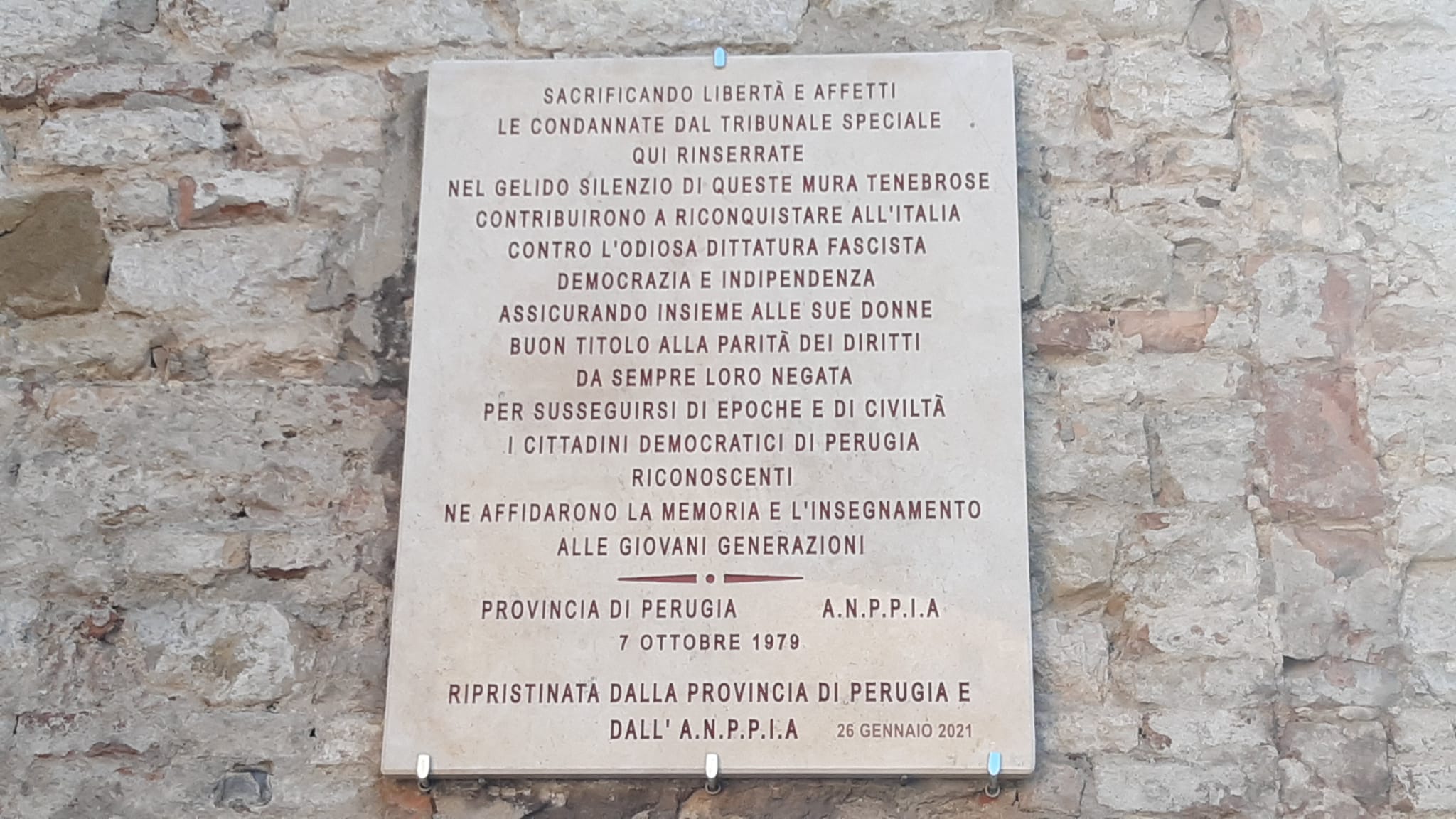Targa sul muro del carcere femminile di Perugia