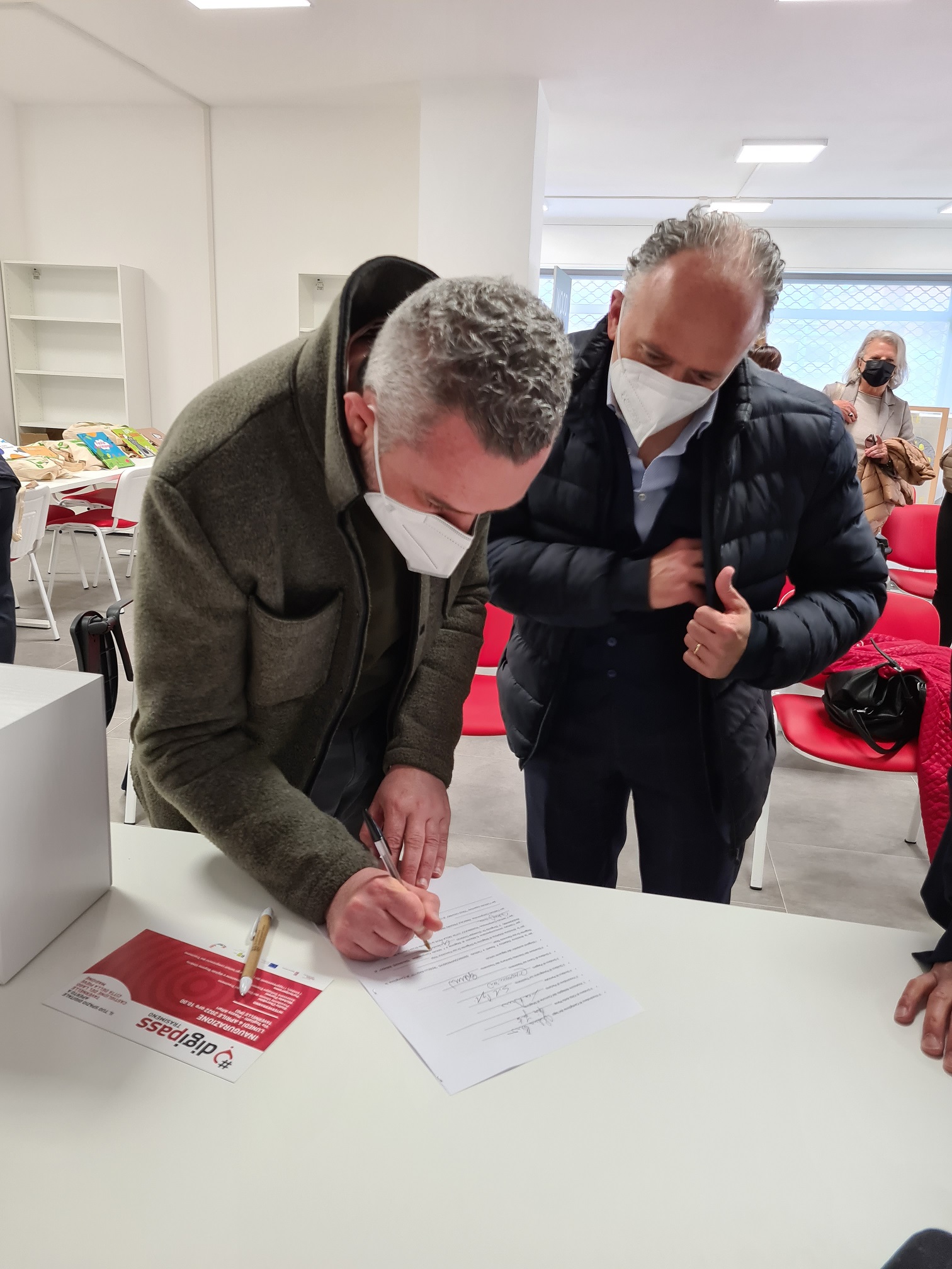 Un momento della firma