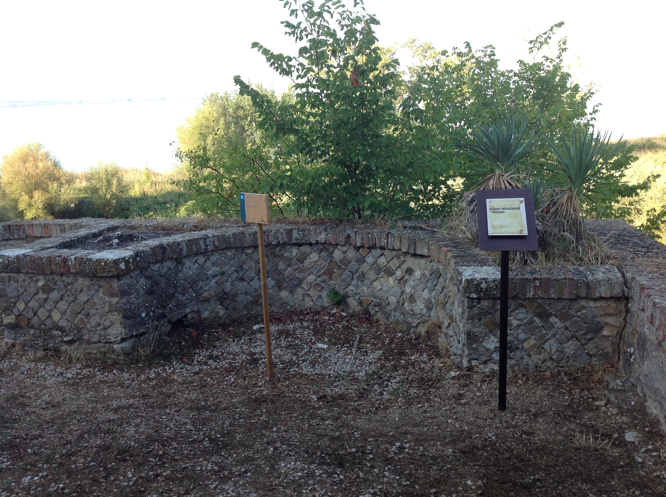 Isola Polvese, Opus reticulatum romano inserito nel muro di sostegno del piazzale della Chiesa di San Giuliano