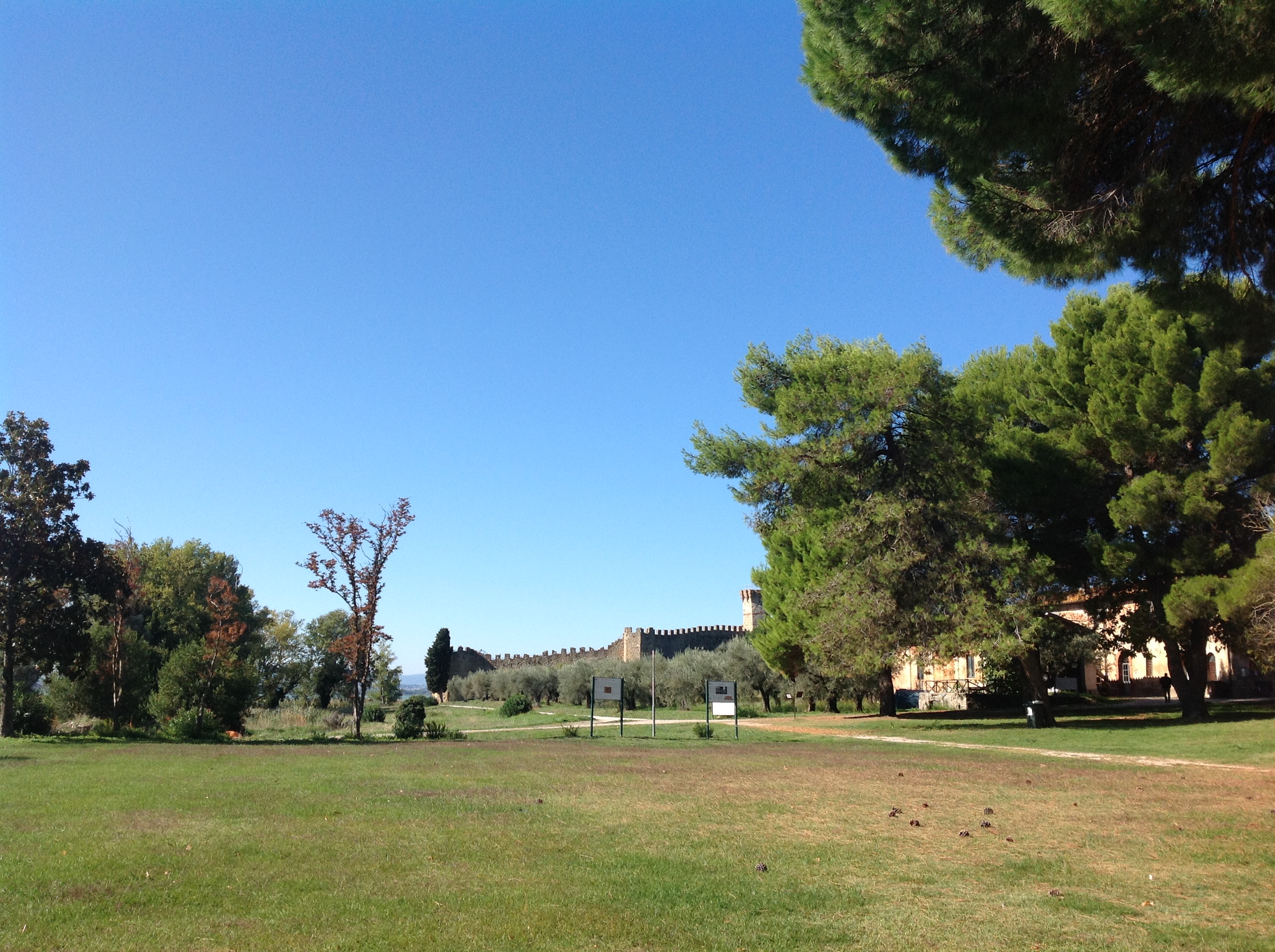 Isola Polvese, Panoramica dal Borgo verso il Castello