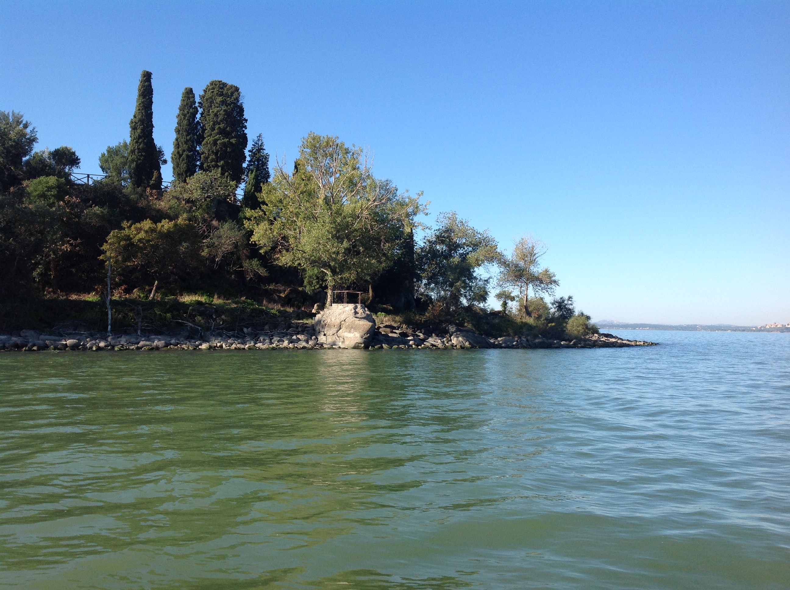 Isola Polvese, Sasso del Barzocco o del Marzocco, visto dal lago
