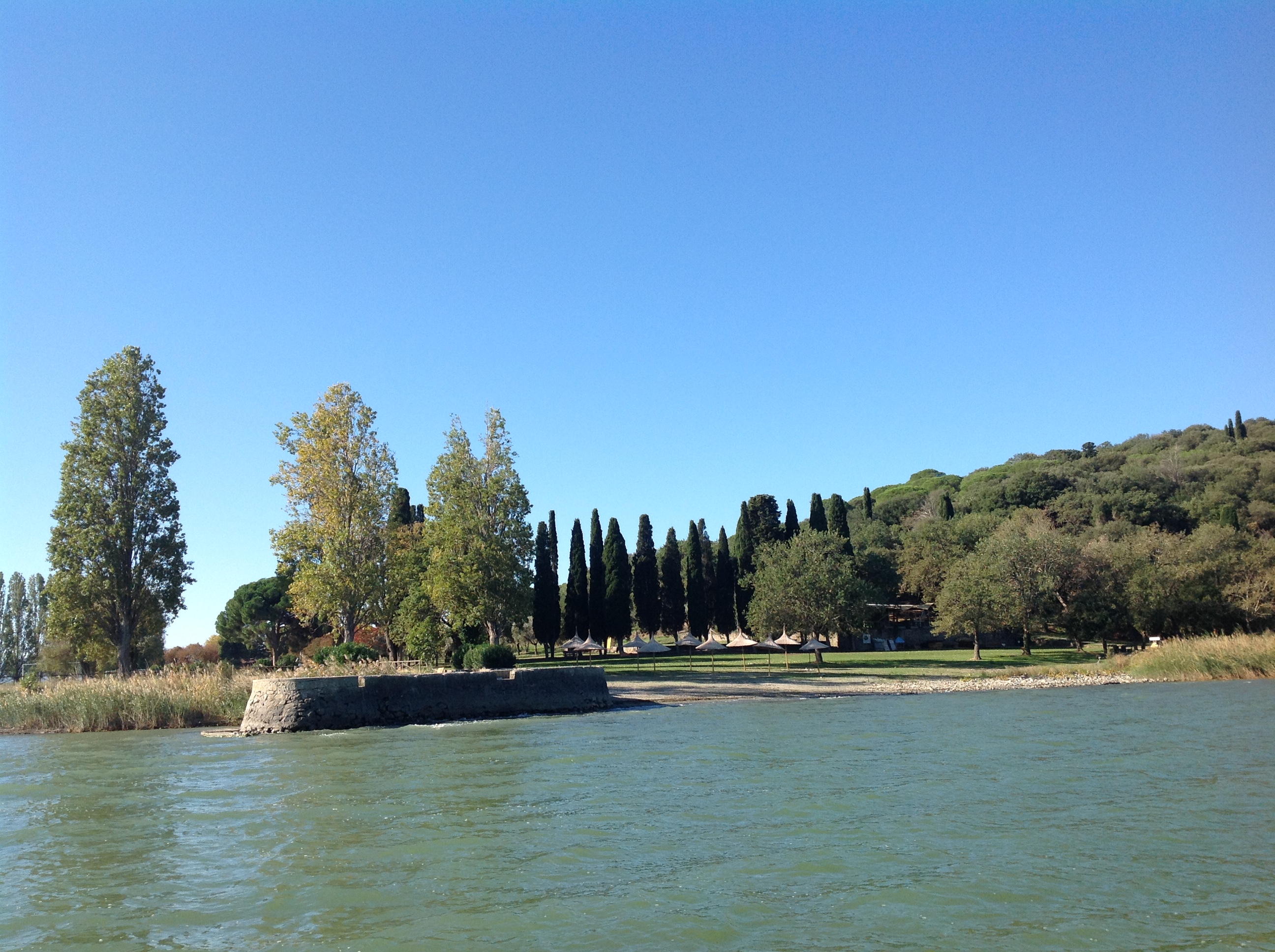 Isola Polvese, Porto dell'Oliva o Porticciolo e Spiaggia, visti dal lago