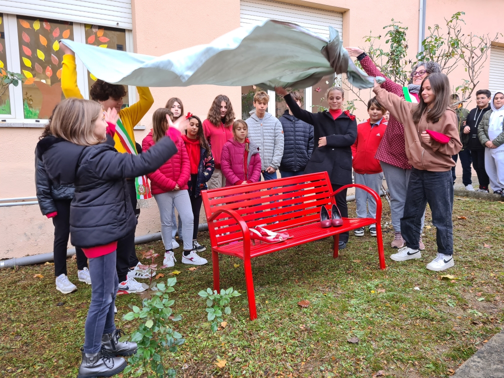 Tavernelle - Una “panchina rossa” nel giardino della scuola
