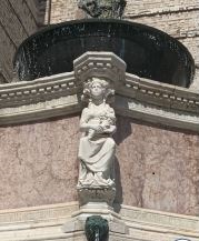 Perugia, Fontana Maggiore, statua Domina lacus - Nicola e Giovanni Pisano (1275 - 1278)