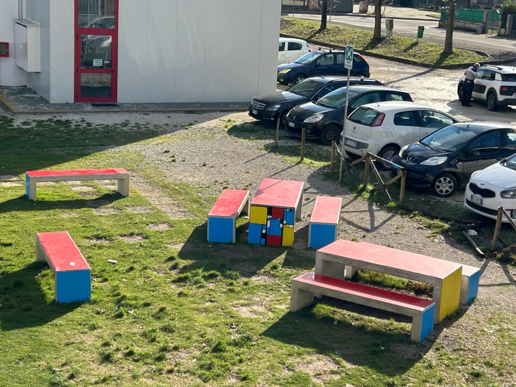 Scuola all’aperto, nuovi arredi nell’area verde della Media di Selci Lama