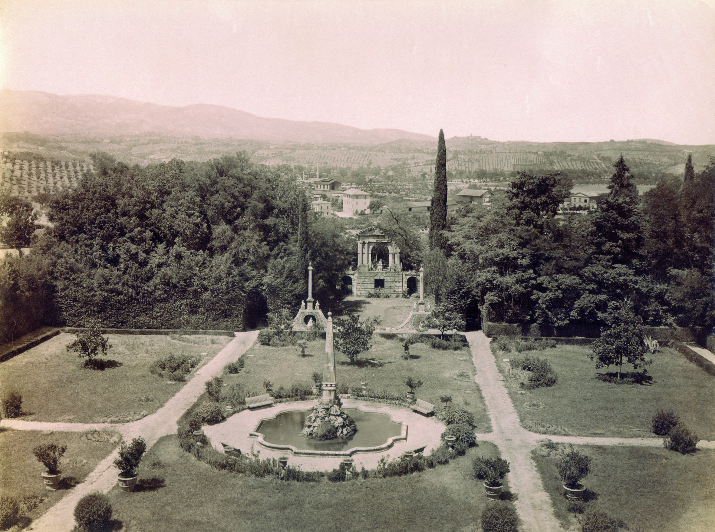 Il parco con al centro la Fontana dell’Obelisco (1871)