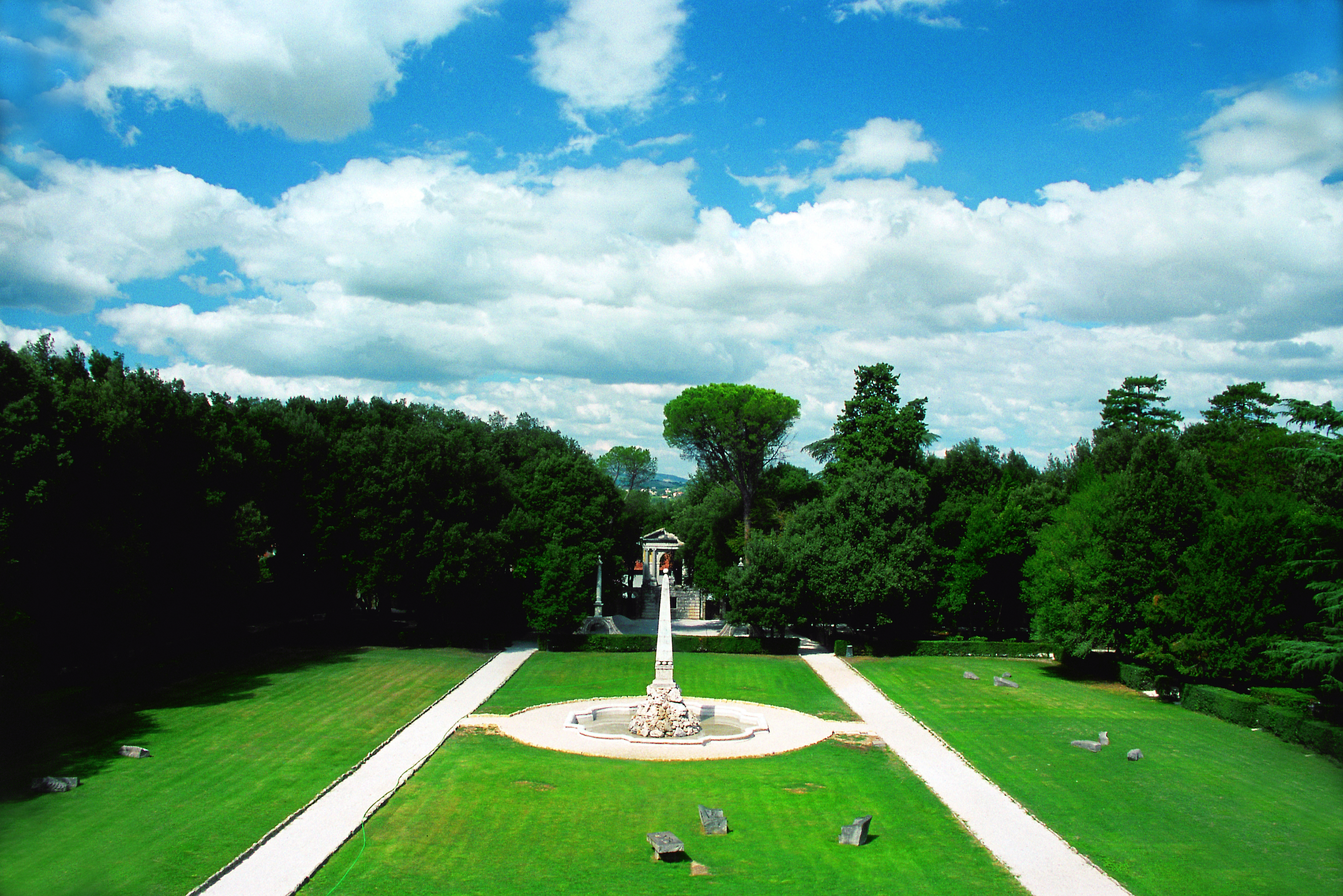 Il parco con al centro la Fontana dell’Obelisco