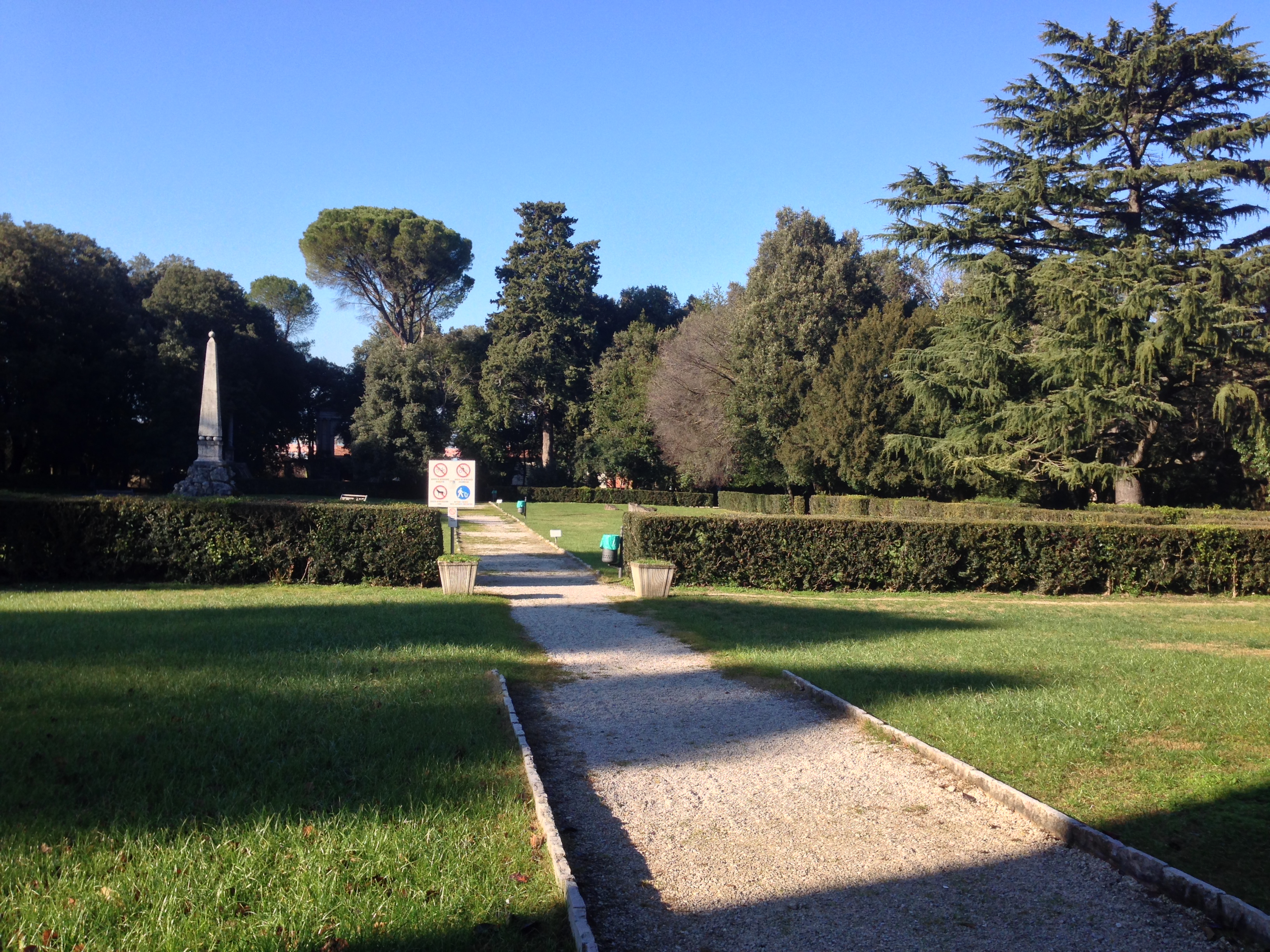 Parco antistante la Villa. In fondo l'Obelisco marmoreo al centro della Fontana