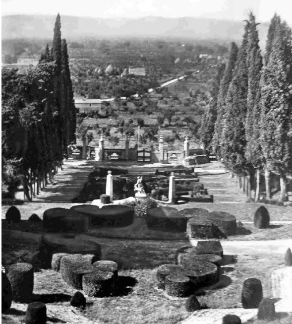 Il giardino di Villa Fidelia, in una foto degli anni '30 del Novecento