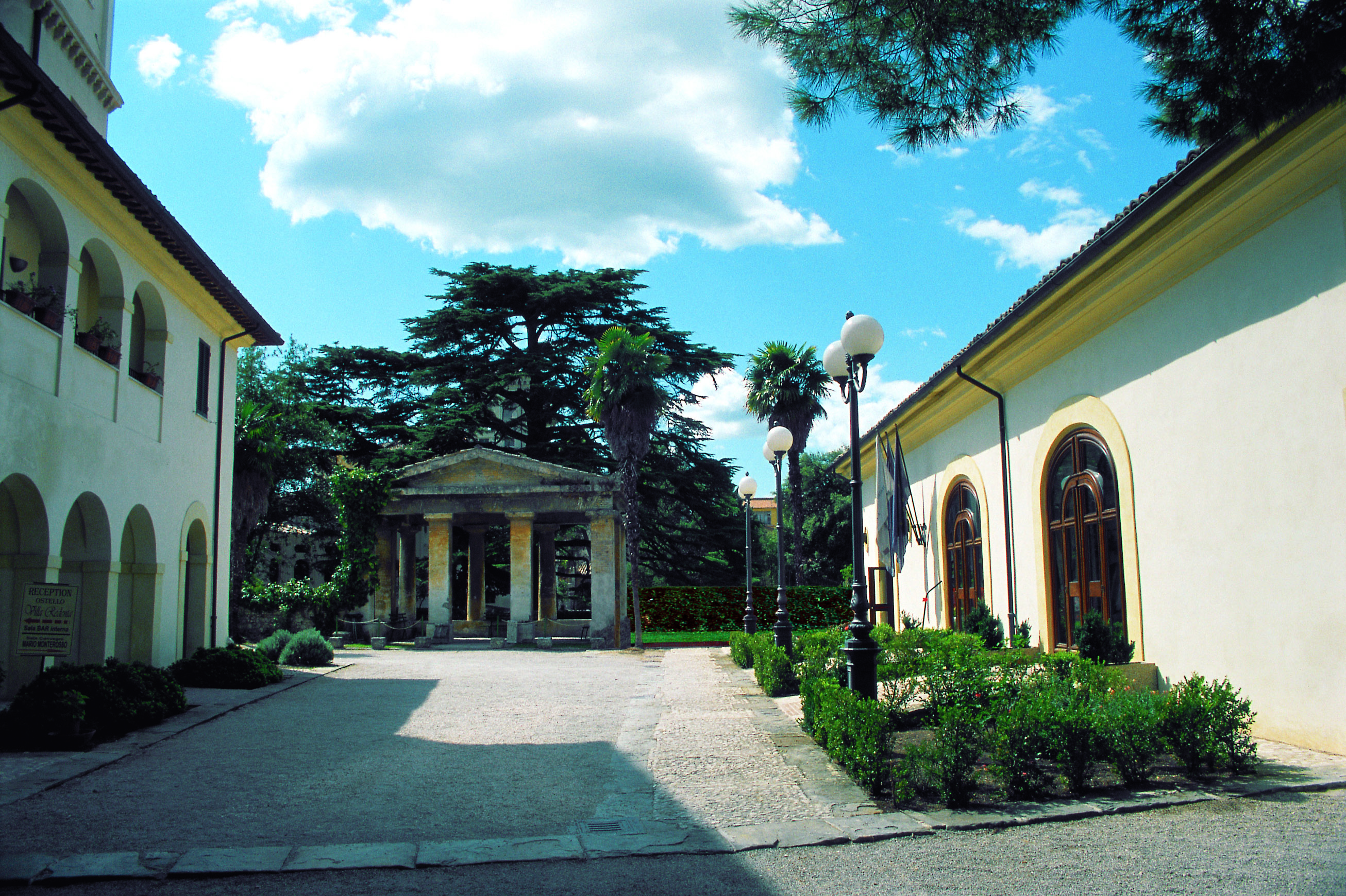 Immagine - Una parte della villa delimitata dagli edifici della Frateria e della Scuderia 