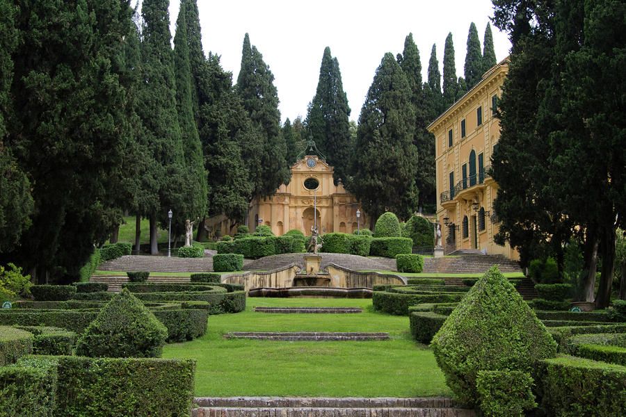 Il giardino barocco o vesuviano e il Casino di villeggiatura
