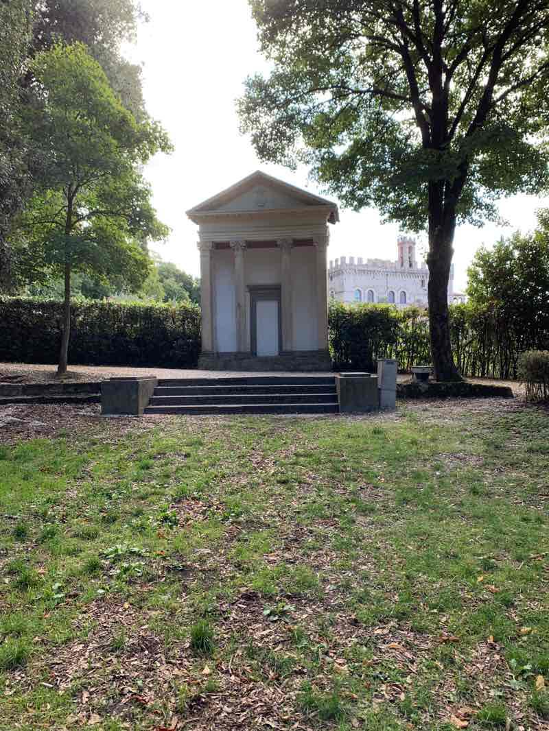 Immagine - Tempietto neoclassico (foto da vicino)
