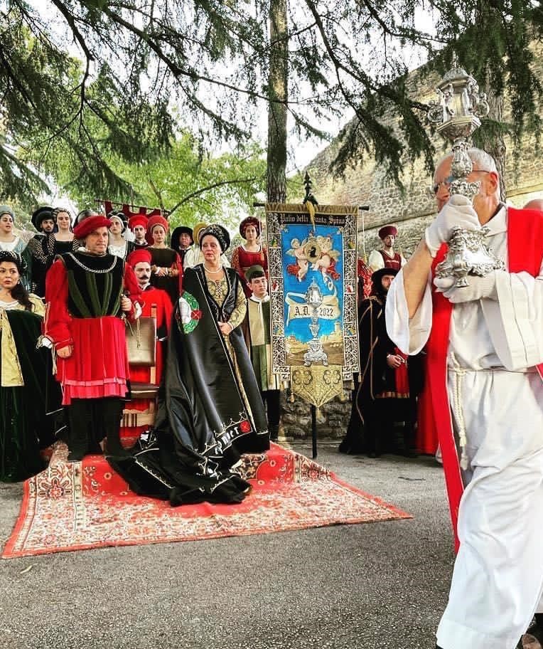 immagine corteo storico della Donazione Santa Spina a Montone