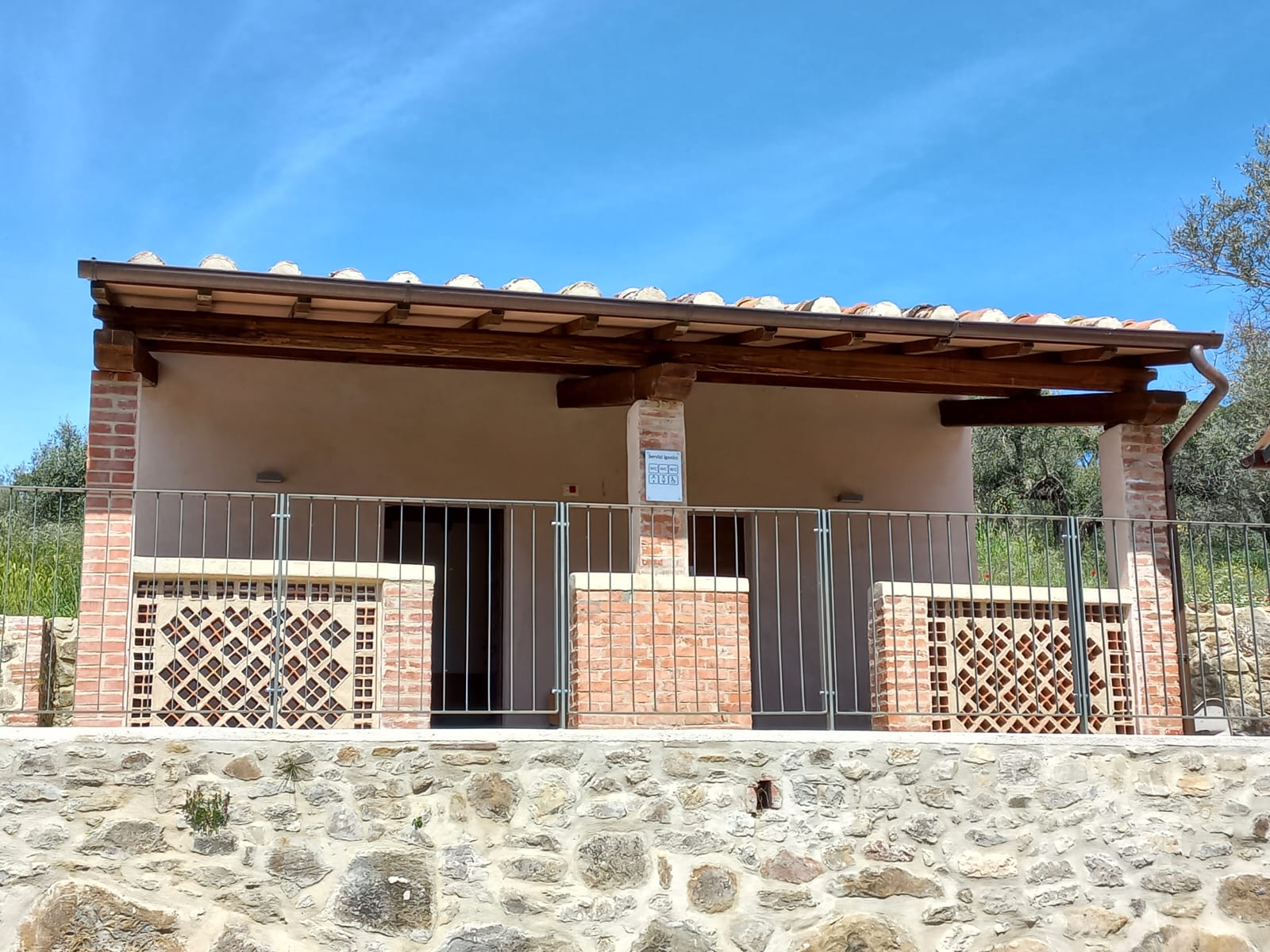 Isola Polvese, Servizi Igenici - Ex Porcilaie