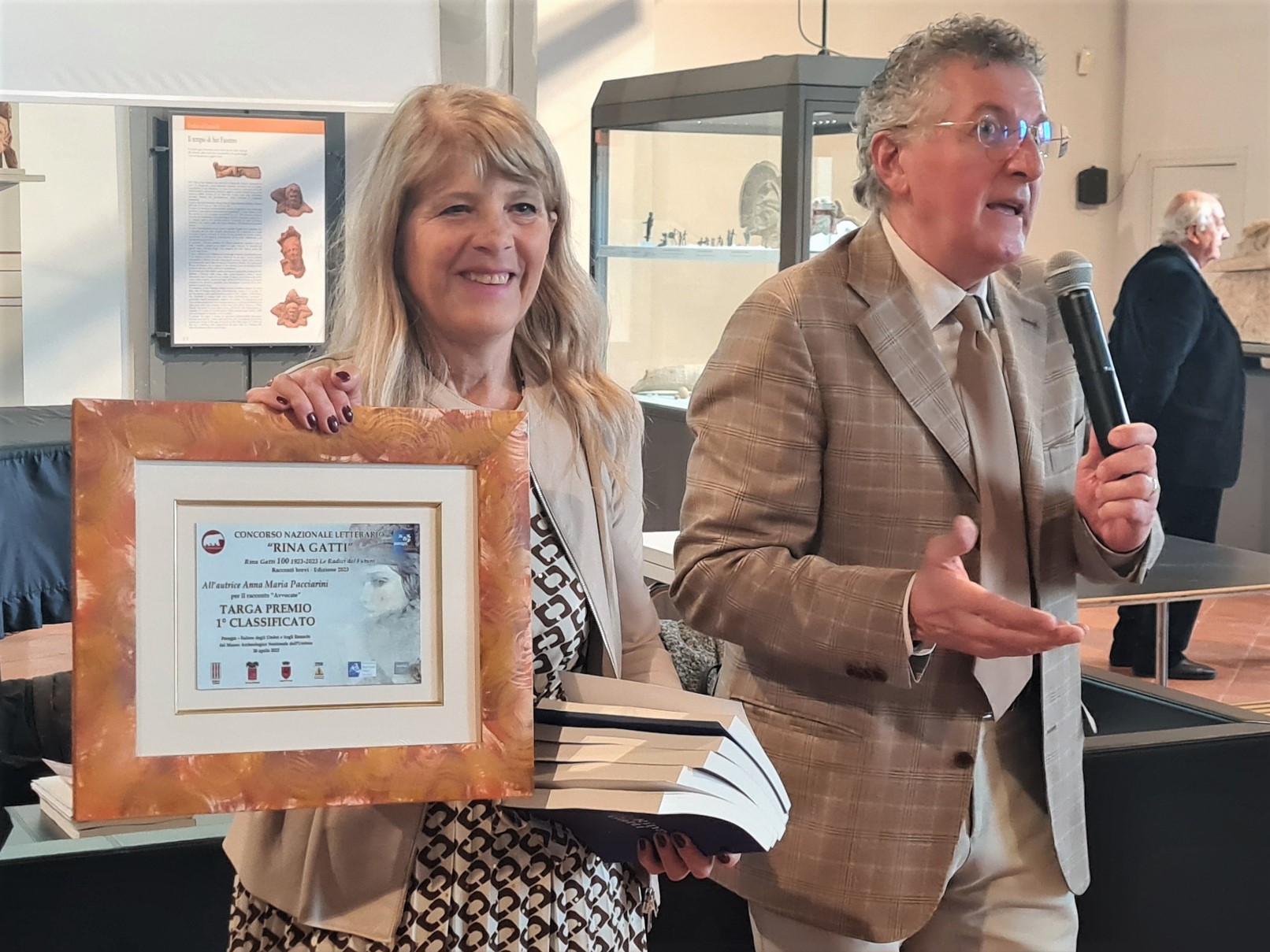 immagine della vincitrice del Concorso Letterario Rina Gatti, Anna Maria Pacciarini insieme a Giovanni Paoletti figlio di Rina Gatti