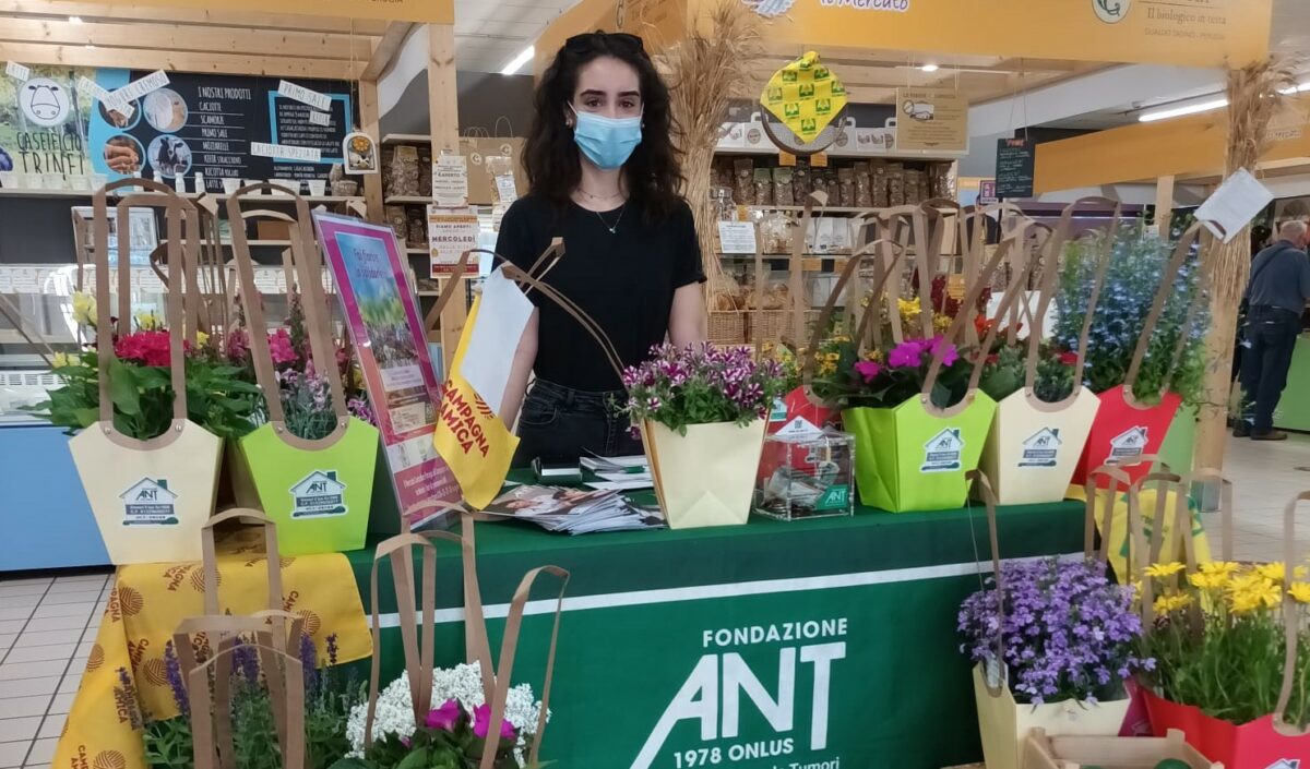 Volontariato – Un fiore solidale per la Festa della mamma