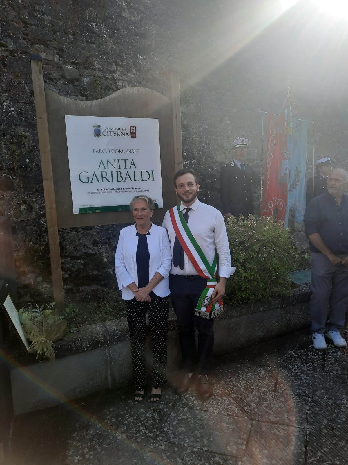 Immagine sindaco Enea Paladino e Vittoria Garibaldi (Citerna – Intitolato ad Anita Garibaldi il Parco cittadino)