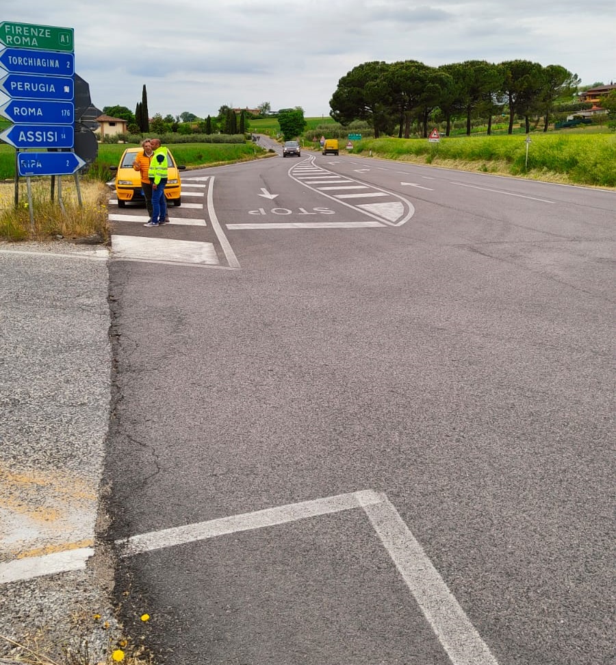 SR 318 Valfabbrica, segnaletica in corso di rifacimento all'incrocio