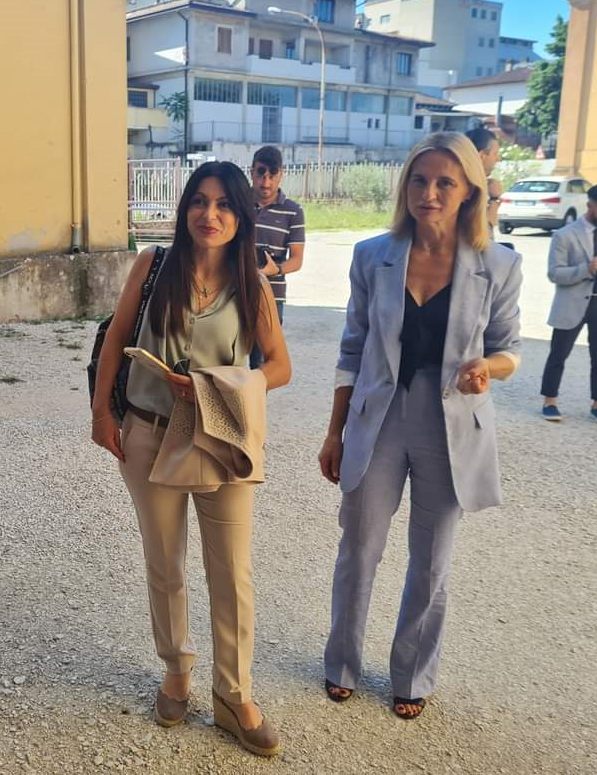 Immagine - La Presidente Stefania Proietti e la Consigliera provinciale delegata alle scuole Erika Borghesi