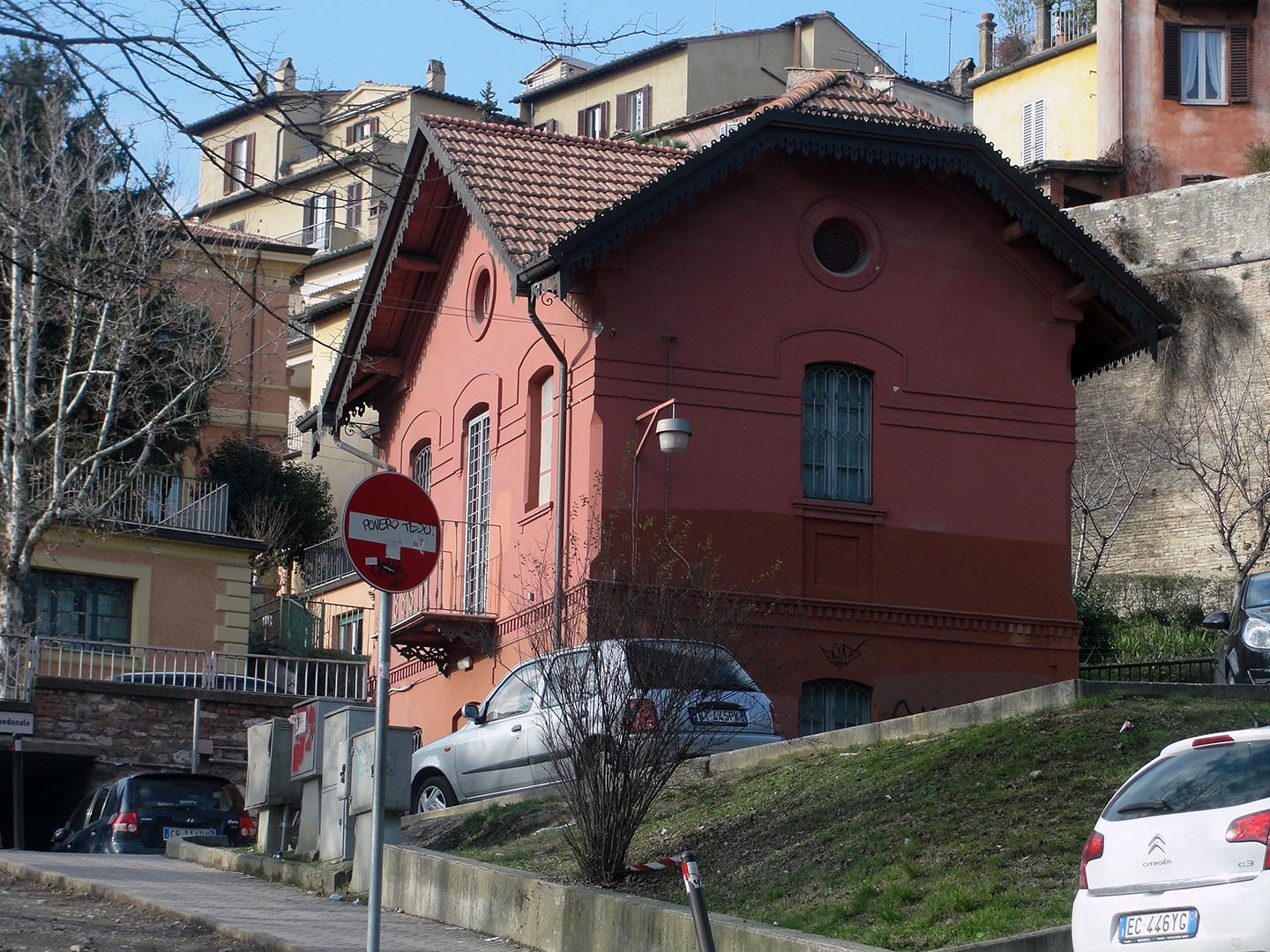 Immagine - L'ex chalet del guardiacancelli della Sezione Uomini (1924), attuale ufficio della Polizia Municipale