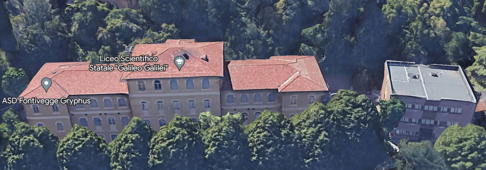 Liceo Scientifico “Galileo Galilei”, ex Padiglione Valiano, con a destra nuova struttura, collegate fra loro da una pensilina