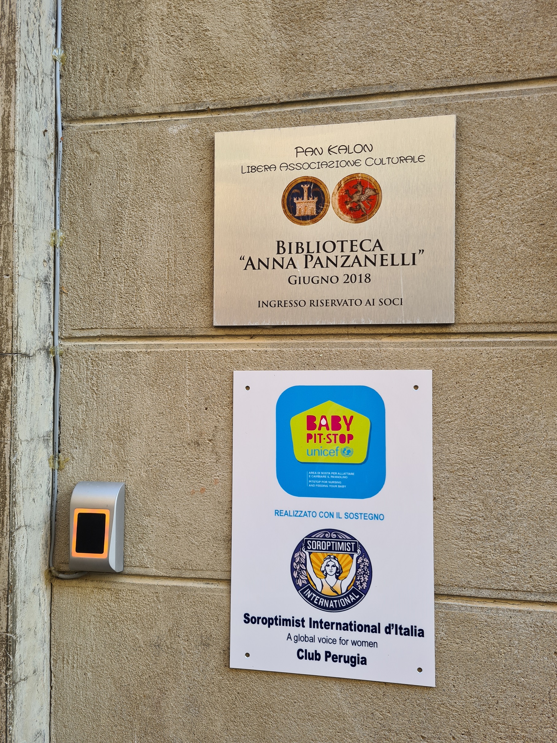 L'ingresso della Biblioteca