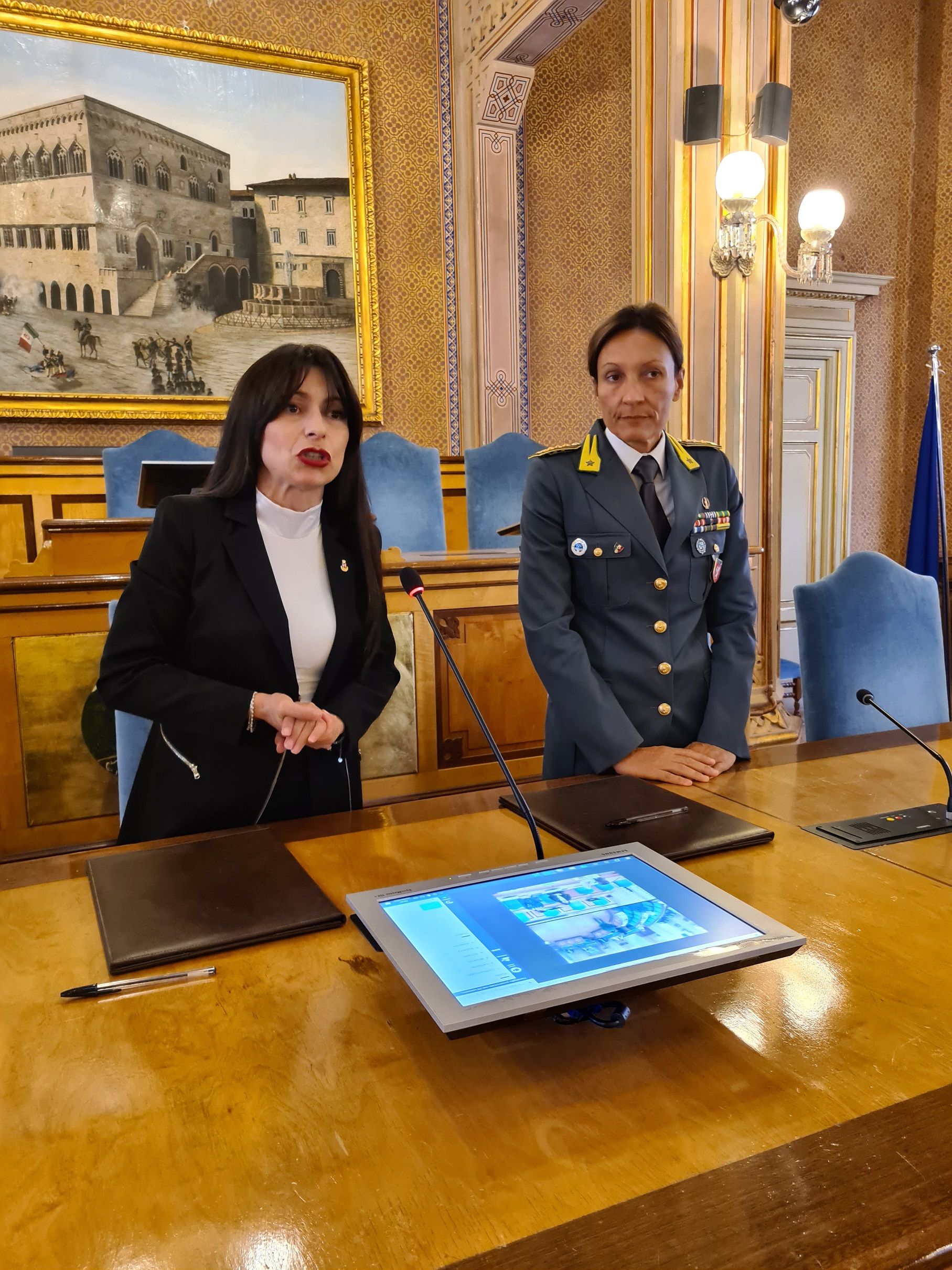 La presidente Proietti insieme al comandante provinciale Casazza