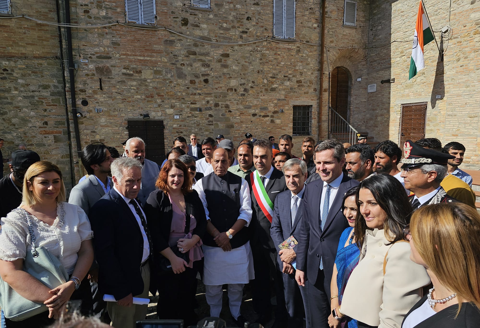 Immagine visita del ministro indiano Singh al Memoriale di guerra in Piazza San Francesco a Montone