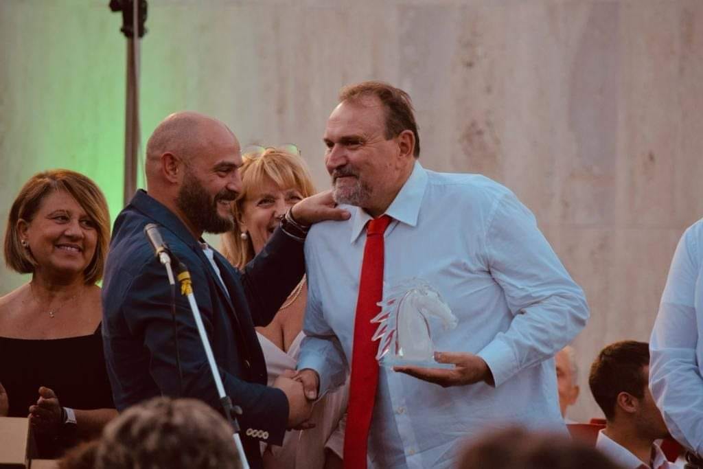 La consegna di un riconoscimento da parte del sindaco Ferricelli