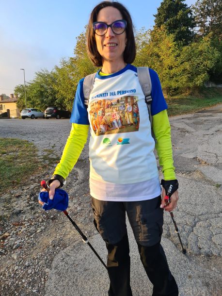 Una delle camminatrici con la tshirt dedicata all'evento