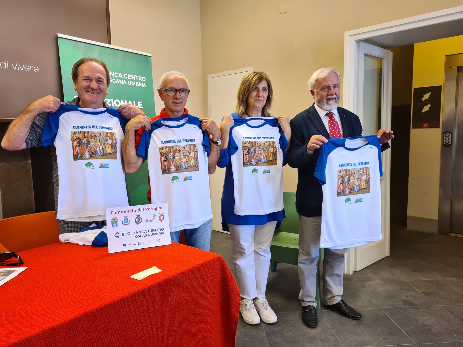 La presentazione della Camminata e della t-shirt creata per l'occasione
