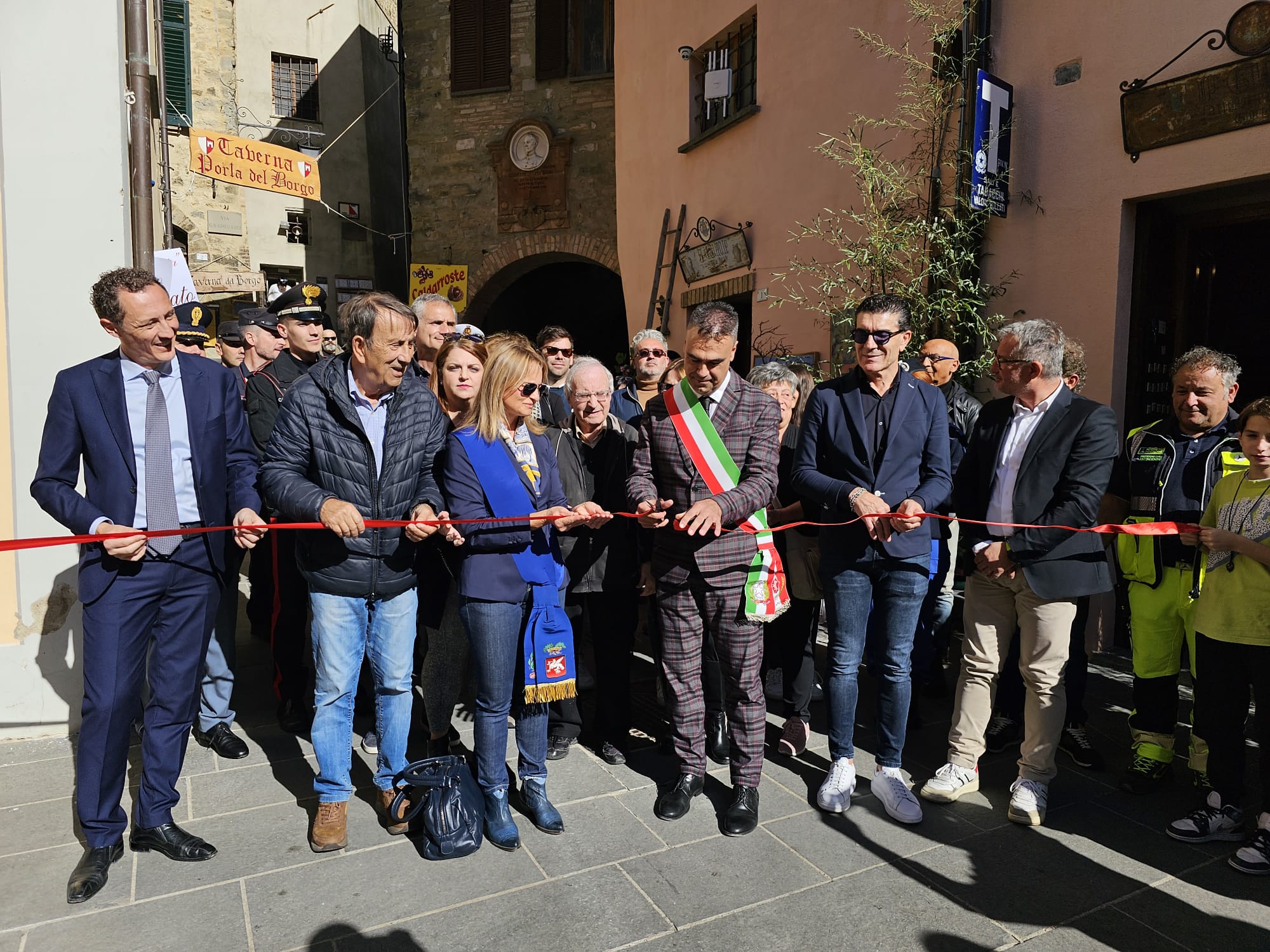immagine taglio del nastro Festa del bosco Montone