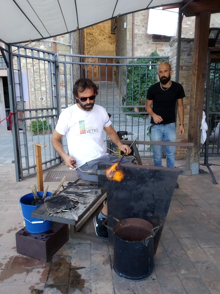 Un mastro vetraio all'opera