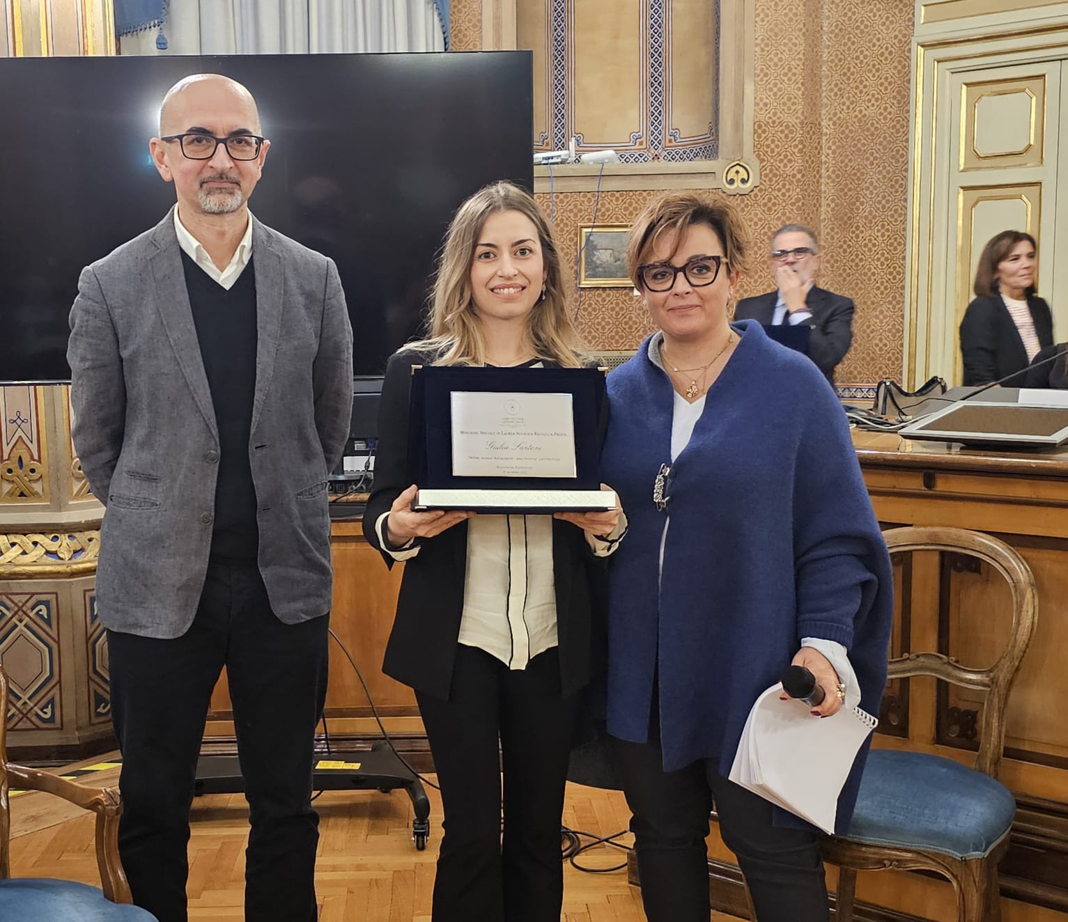 immagine Giuliana Astarita e Vincenzo Presta premiano Giulia Santoni