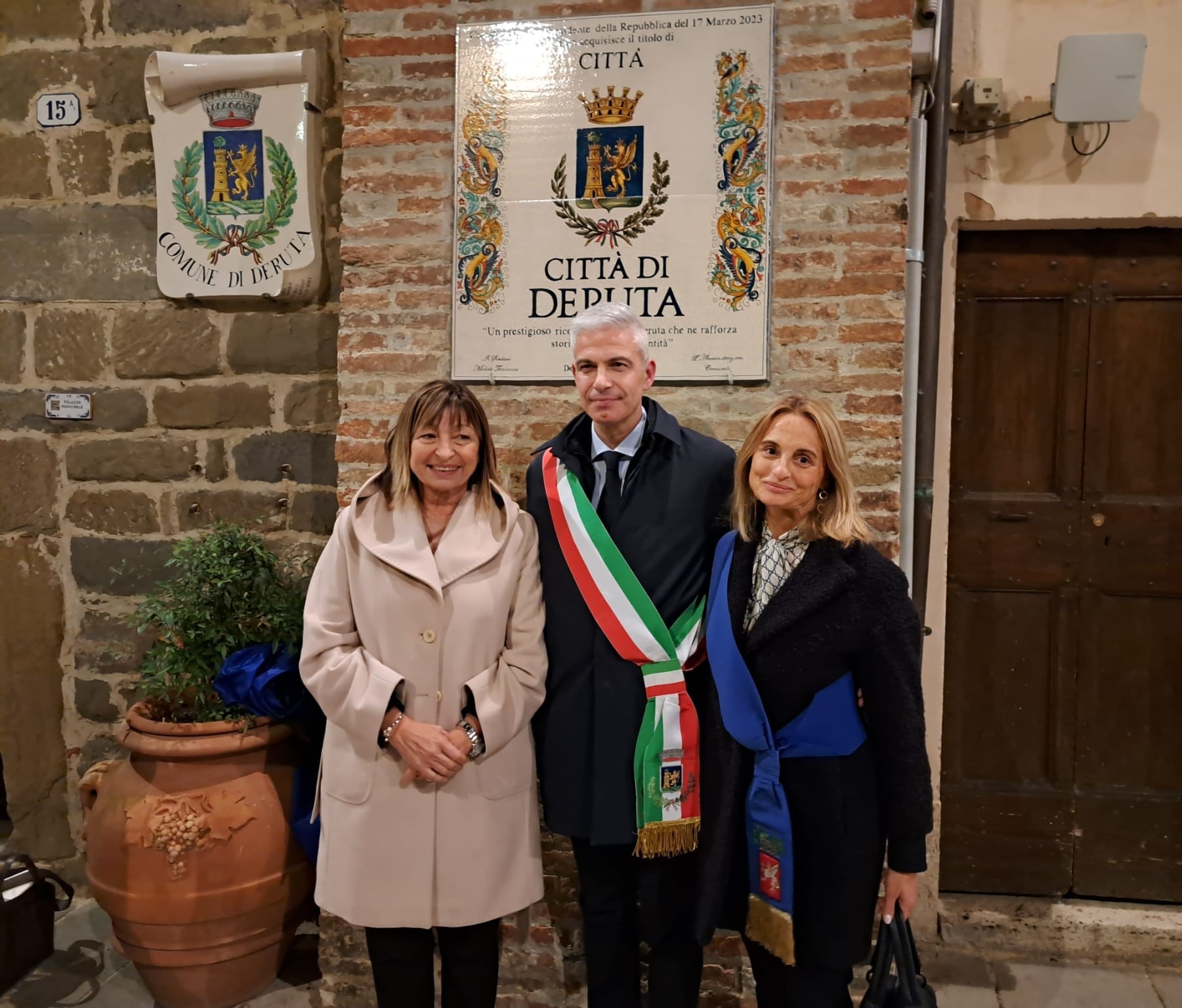 La consigliera Erika Borghesi a sinistra, con il sindaco Michele Toniaccini e la presidente della Regione Donatella Tesei