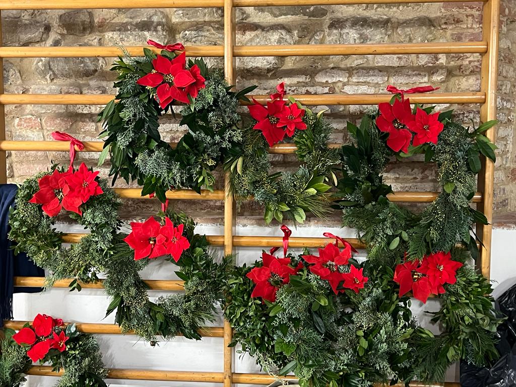 Natale – A Paciano aperto il “laboratorio delle ghirlande”