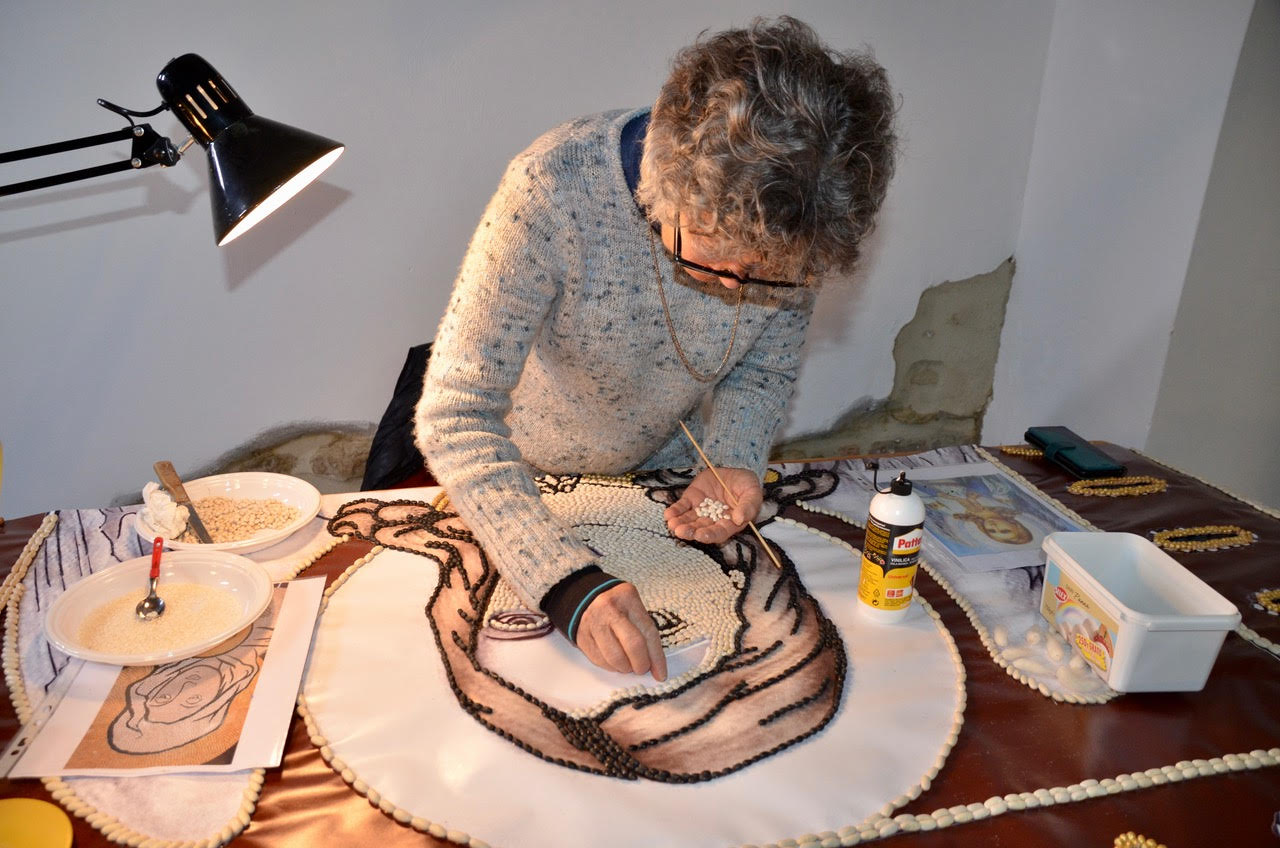 La preparazione del volto dell'arcangelo Gabriele (Foto di Leanne Harvey)